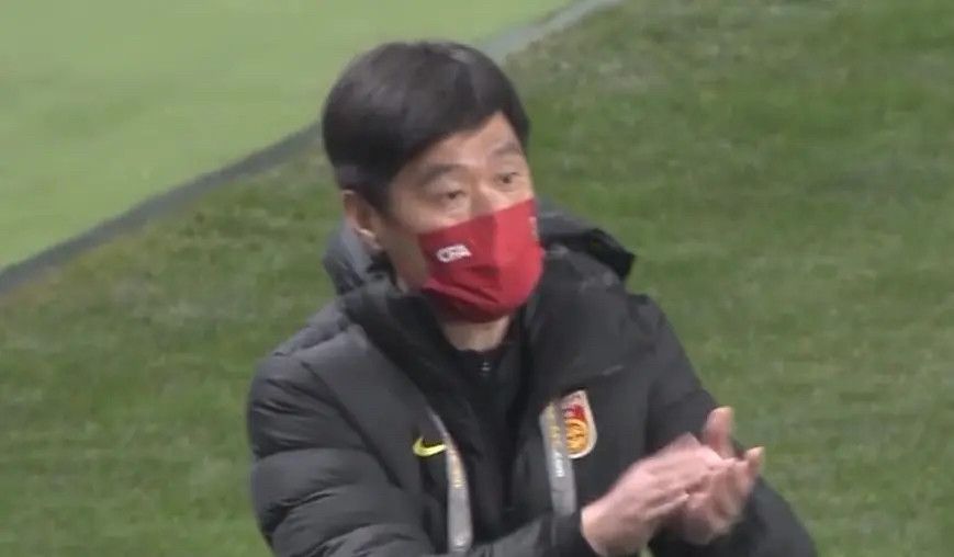当陈小萌从一个身无分文的落魄龙套，意外地入住豪宅时，导演要求肖央自行发挥表演出惊喜和暗爽